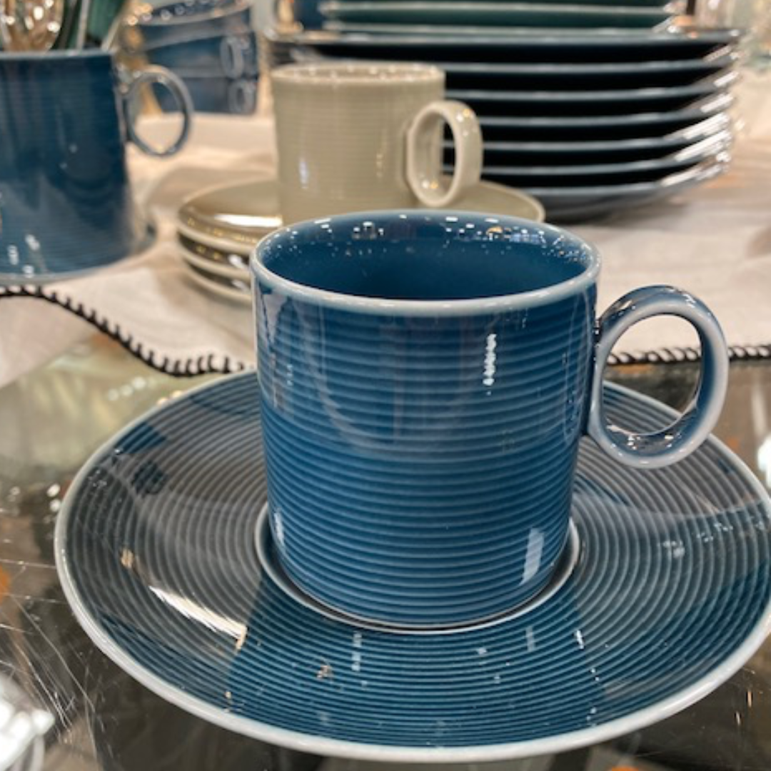 Tasse à Café Avec Fusée Estampillée Dessus Fond Bleu Ia Générative