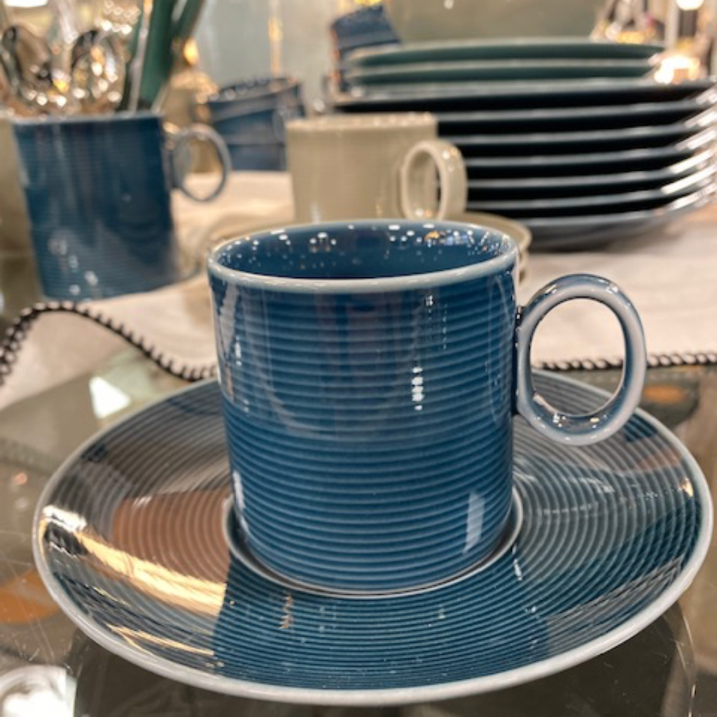 Tasse à Café Avec Fusée Estampillée Dessus Fond Bleu Ia